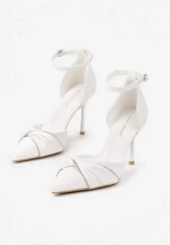 Białe Szpilki ze Szpiczastym Noskiem Zdobionym Marszczeniem Zapinane na Klamerkę Zivinita