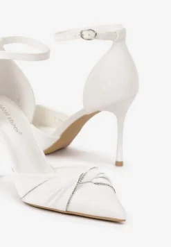 Białe Szpilki ze Szpiczastym Noskiem Zdobionym Marszczeniem Zapinane na Klamerkę Zivinita