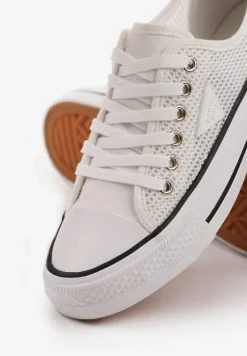 Białe Szydełkowe Trampki o Klasycznym Fasonie Vovessa