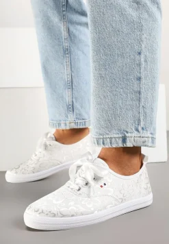 Białe Tenisówki Ozdobione Kwiatami Telesiena