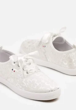 Białe Tenisówki Ozdobione Kwiatami Telesiena