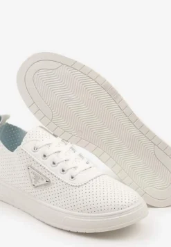 Białe Tenisówki z Cholewką z Perforacją i Ozdobną Aplikacją Emmio