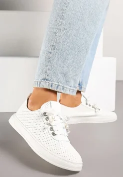 Białe Tenisówki Zdobione Perforacją i Aplikacjami z Cyrkonii i Pereł Pasurelia