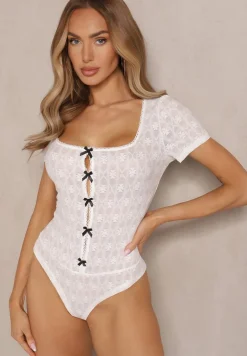 Białe Tłoczone Body o Dopasowanym Kroju z Wycięciami i Kokardkami Redola