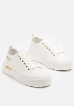 Białe Trampki na Platformie z Metalicznymi Sercami Florvila