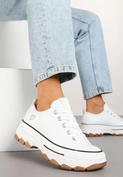 Białe Trampki na Platformie z Tłoczeniem Ozdobione Sercem Ohna