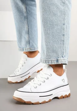 Białe Trampki na Platformie z Tłoczeniem Ozdobione Sercem Ohna