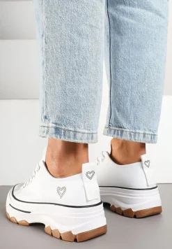 Białe Trampki na Platformie z Tłoczeniem Ozdobione Sercem Ohna