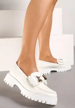 Białe Wsuwane Mokasyny z Imitacji Skóry na Grubej Podeszwie z Kokardą i Metalową Ozdobą Timadil