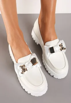 Białe Wsuwane Mokasyny z Imitacji Skóry na Grubej Podeszwie z Kokardą i Metalową Ozdobą Timadil