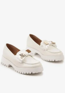 Białe Wsuwane Mokasyny z Imitacji Skóry na Grubej Podeszwie z Kokardą i Metalową Ozdobą Timadil