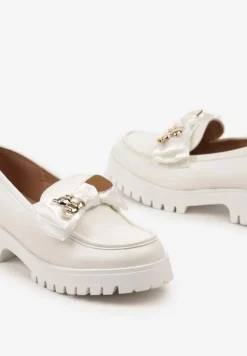 Białe Wsuwane Mokasyny z Imitacji Skóry na Grubej Podeszwie z Kokardą i Metalową Ozdobą Timadil