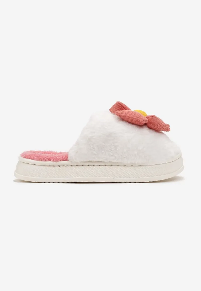 Bialo-Czerwone Kapcie z Futerka Ozdobione Szerokim Kwiatkiem Dionigi