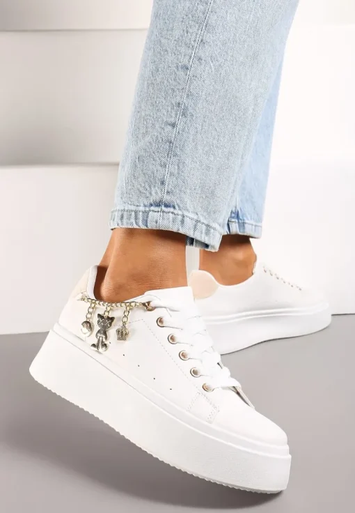 Biało-Beżowe Sznurowane Sneakersy z Ekoskóry na Platformie z Łańcuszkiem i Zawieszkami Salvania