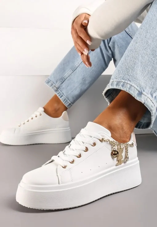 Biało-Beżowe Sznurowane Sneakersy z Ekoskóry na Platformie z Łańcuszkiem i Zawieszkami Salvania
