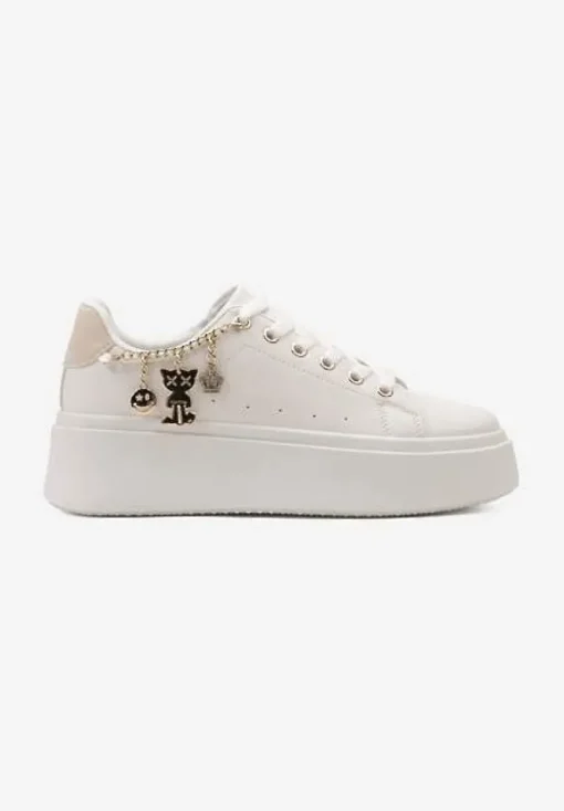 Biało-Beżowe Sznurowane Sneakersy z Ekoskóry na Platformie z Łańcuszkiem i Zawieszkami Salvania
