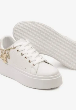 Biało-Beżowe Sznurowane Sneakersy z Ekoskóry na Platformie z Łańcuszkiem i Zawieszkami Salvania