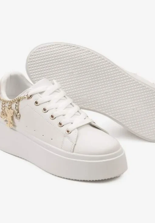 Biało-Beżowe Sznurowane Sneakersy z Ekoskóry na Platformie z Łańcuszkiem i Zawieszkami Salvania