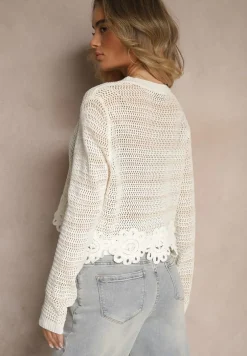 Biało-Beżowy Krótki Sweter z Koronką i Ażurowym Wzorem Sovavia