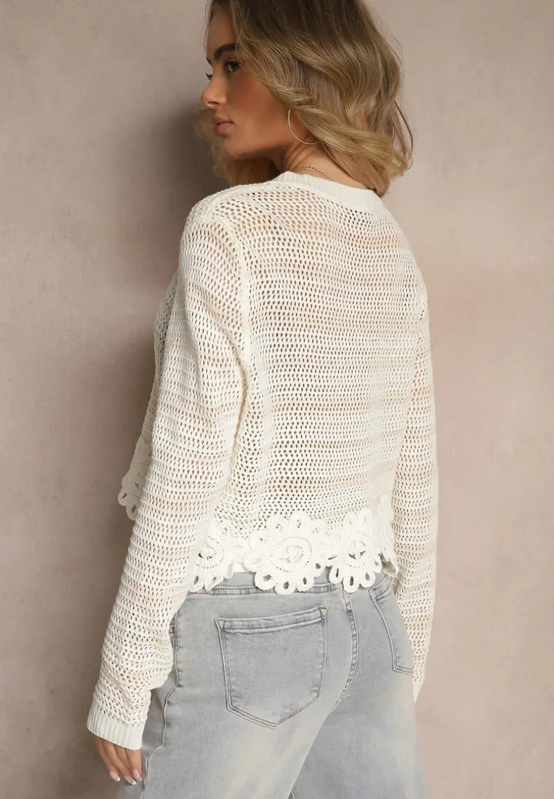 Biało-Beżowy Krótki Sweter z Koronką i Ażurowym Wzorem Sovavia
