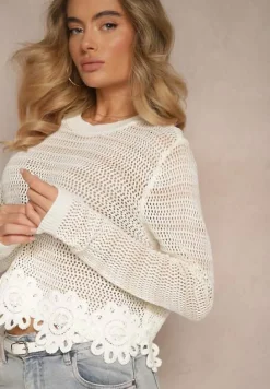 Biało-Beżowy Krótki Sweter z Koronką i Ażurowym Wzorem Sovavia