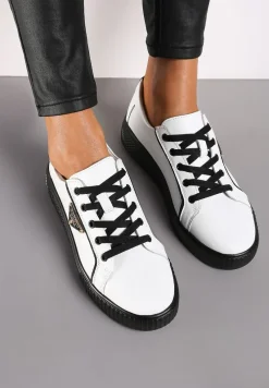 Biało-Czarne Sneakersy na Płaskiej Podeszwie ze Skóry z Metaliczną Ozdobą Melabra