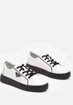 Biało-Czarne Sneakersy na Płaskiej Podeszwie ze Skóry z Metaliczną Ozdobą Melabra