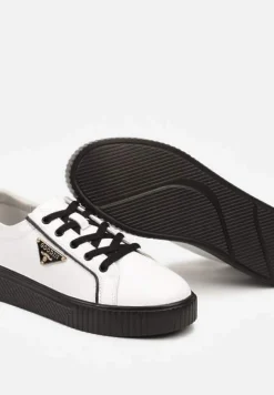 Biało-Czarne Sneakersy na Płaskiej Podeszwie ze Skóry z Metaliczną Ozdobą Melabra