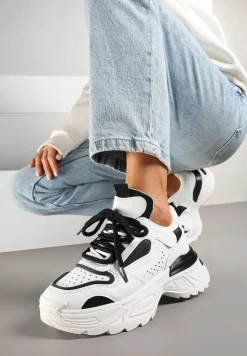 Biało-Czarne Sneakersy w Streetwearowym Stylu na Tłoczonej Podeszwie Nelasea