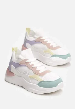 Biało-Różowe Sneakersy z Perforacją i Tłoczoną Podeszwą Johnni