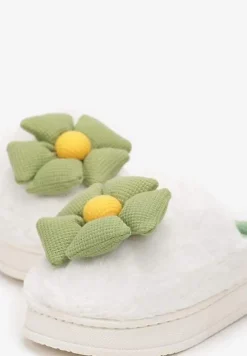 Biało-Zielone Kapcie z Futerka Ozdobione Szerokim Kwiatkiem Dionigi
