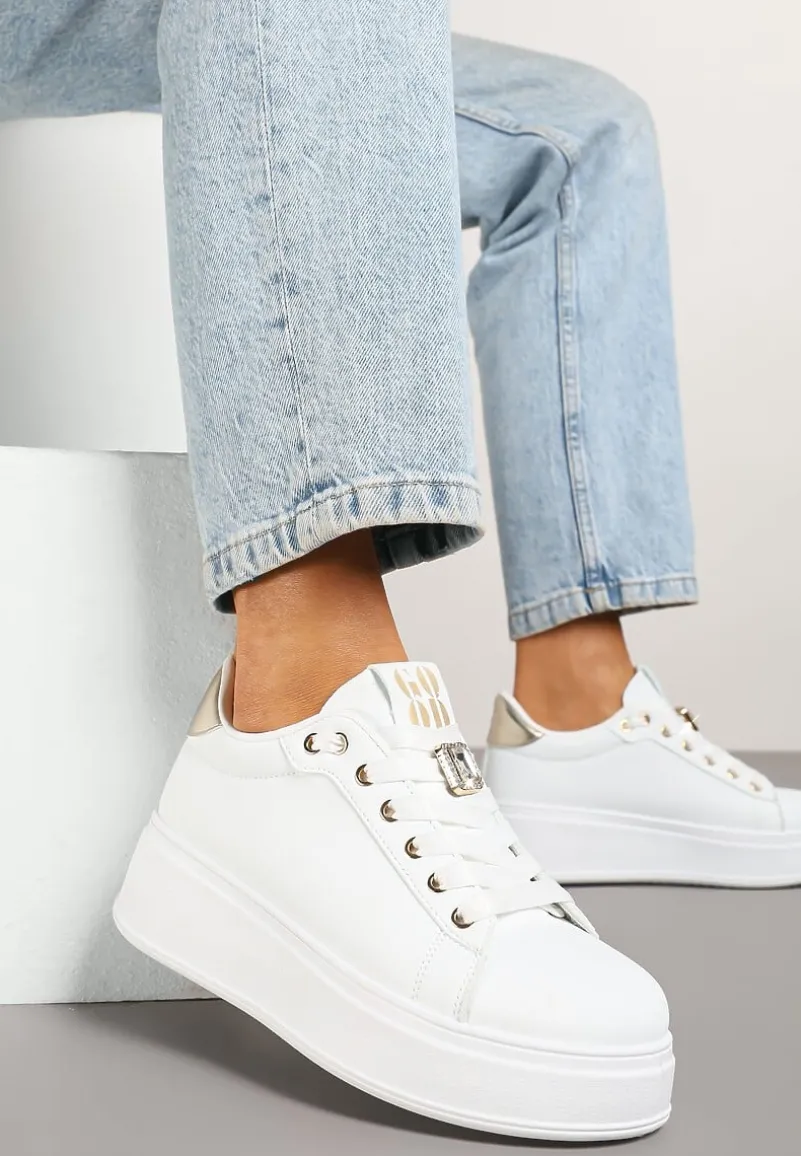 Biało-Złote Sneakersy na Platformie Ozdobione Metaliczną Aplikacją Deseliena
