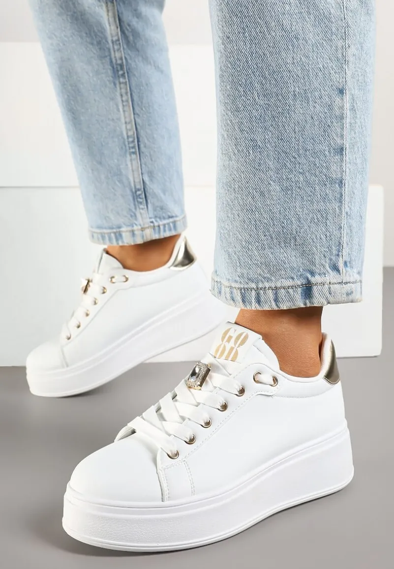 Biało-Złote Sneakersy na Platformie Ozdobione Metaliczną Aplikacją Deseliena
