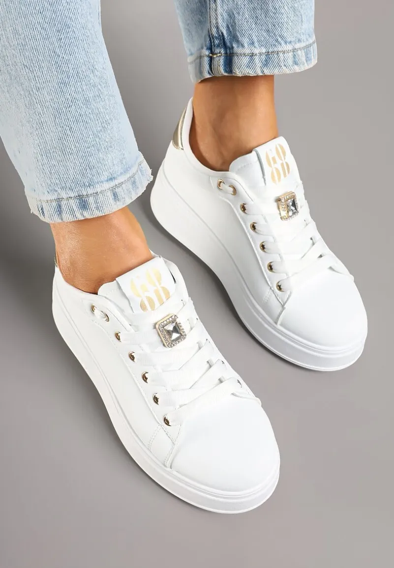 Biało-Złote Sneakersy na Platformie Ozdobione Metaliczną Aplikacją Deseliena