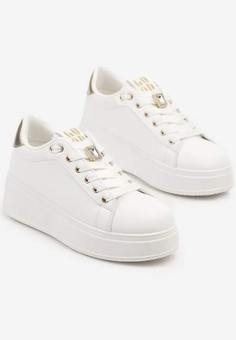 Biało-Złote Sneakersy na Platformie Ozdobione Metaliczną Aplikacją Deseliena