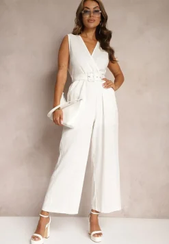 Biały Bawełniany Kombinezon z Kopertowym Dekoltem Paskiem z Klamrą i Gumką w Talii Risalen