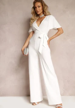 Biały Długi Kombinezon z Wiązaniem i Głębokim Kopertowym Dekoltem Sumya