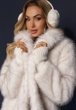 Biały Elegancki Płaszcz z Miękkiego Futra z Wsuwanymi Kieszeniami Inatrella