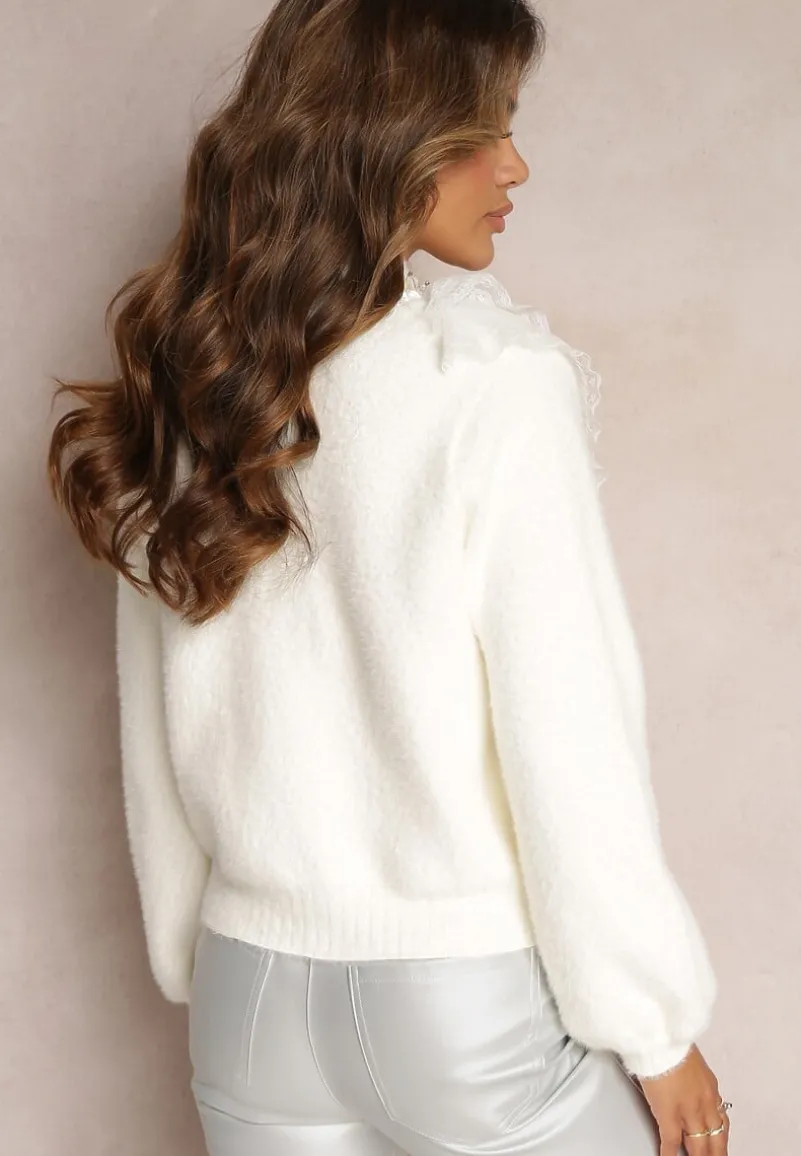 Biały Kardigan z Puchatej Dzianiny z Falbankami i Naszywkami Ashlese