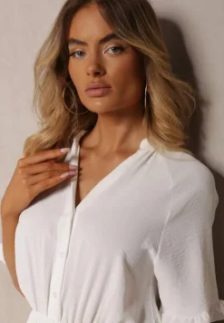 Biały Kombinezon o Taliowanym Kroju z Falbanką przy Rękawach i Gumką w Pasie Nansili