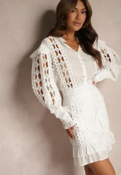 Biały Komplet Ażurowy z Bawełną Spódnica i Koszula Ozdobiona Guzikami z Pereł Leninia