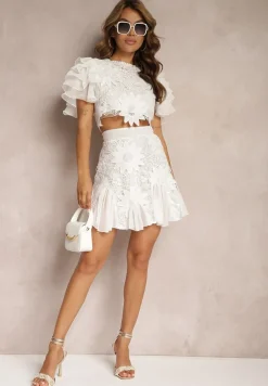 Biały Komplet Krótka Bluzka z Ozdobną Falbanką Spódnica o Rozkloszowanym Kroju Vikleian
