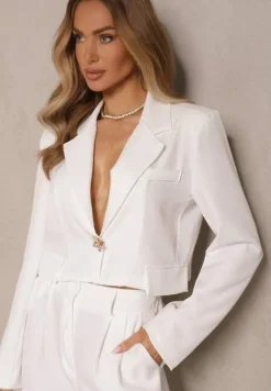 Biały Komplet o Garniturowym Kroju ze Spodniami i Marynarką z Broszką Ravkio