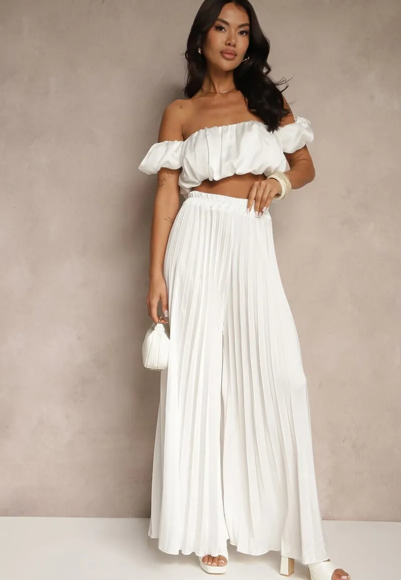 Biały Satynowy Komplet Bufiasta Bluzka Typu Hiszpanka i Spodnie z Plisami Mevisaura