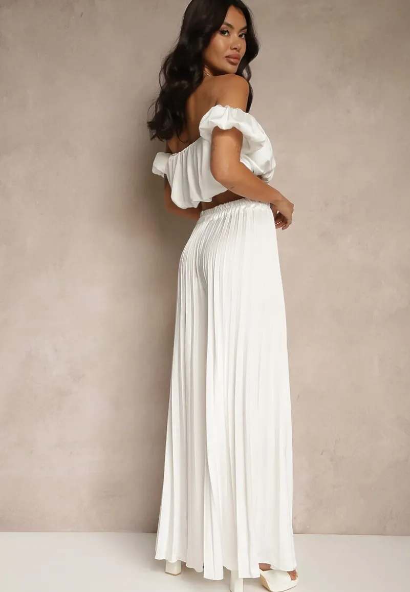 Biały Satynowy Komplet Bufiasta Bluzka Typu Hiszpanka i Spodnie z Plisami Mevisaura