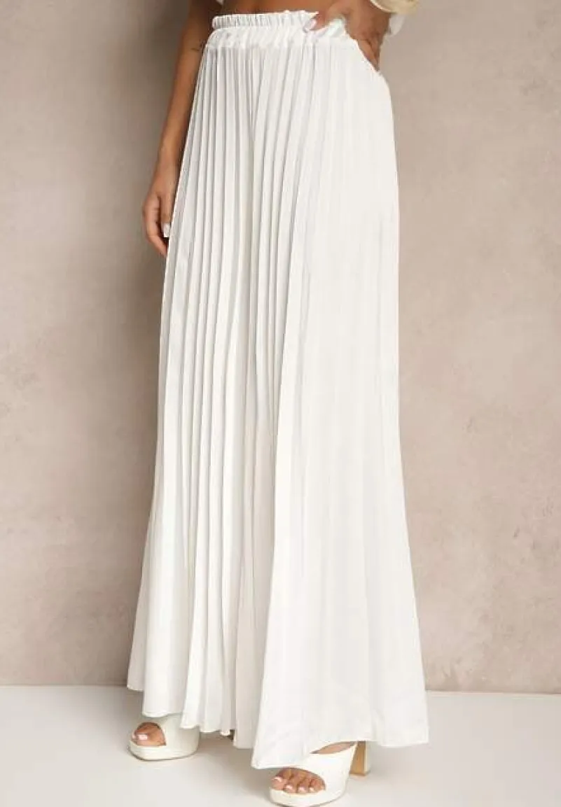 Biały Satynowy Komplet Bufiasta Bluzka Typu Hiszpanka i Spodnie z Plisami Mevisaura