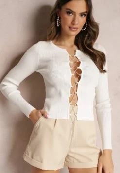 Biały Sweter z Cienkimi Łańcuszkami i Wycięciem z Przodu Daveah