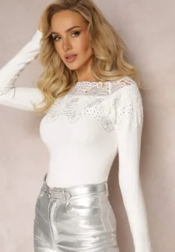 Biały Sweter z Cyrkoniami i Ażurową Koronką na Dekolcie i Ramionach Lexena