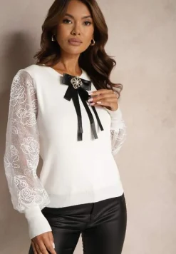 Biały Sweter ze Wstawkami z Koronki i Kokardką ze Złotą Aplikacją Arfia