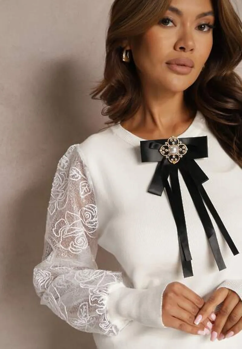 Biały Sweter ze Wstawkami z Koronki i Kokardką ze Złotą Aplikacją Arfia